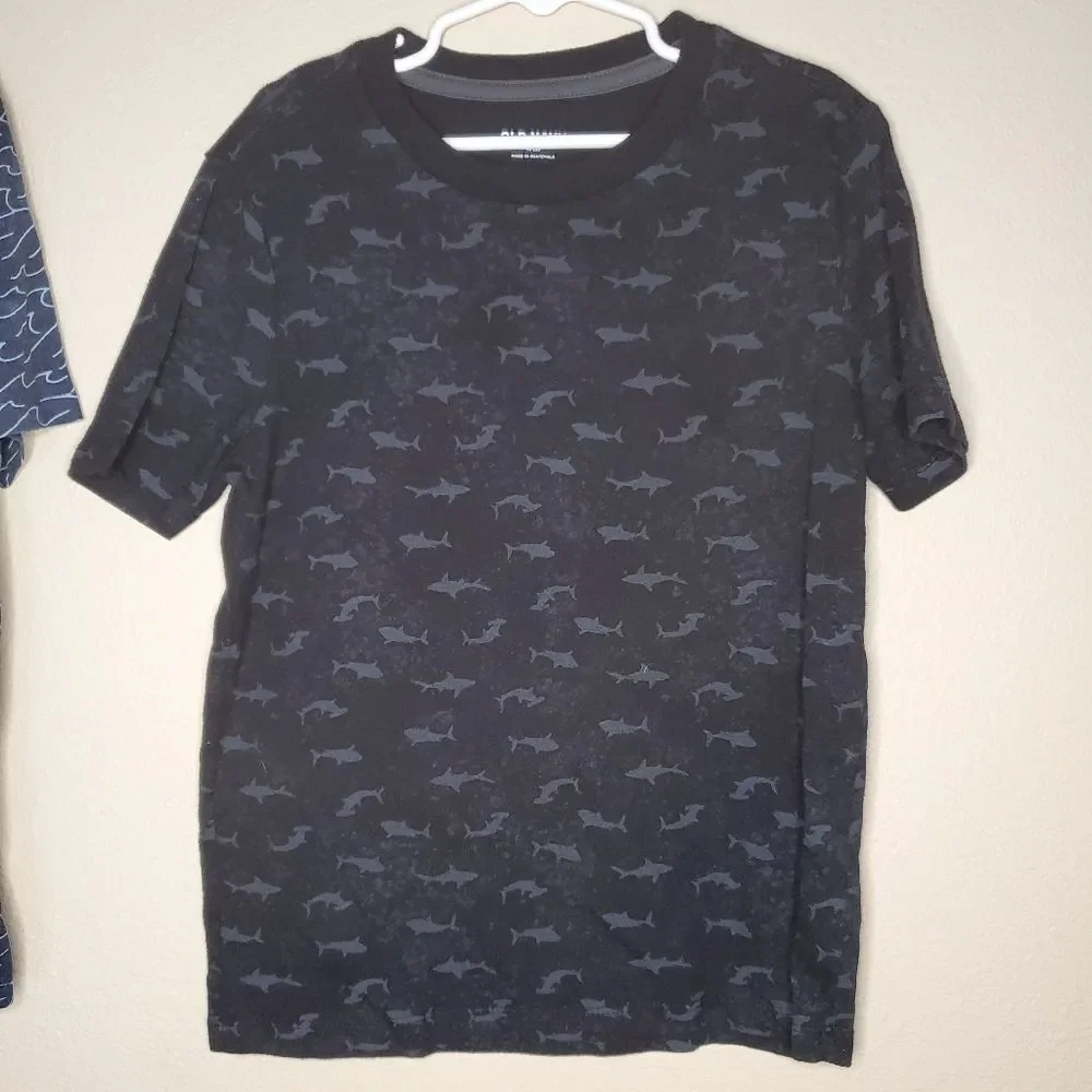 Old Navy Boys Blue Waves Black & Gray Shark Short Sleeve T-shirts Size Medium 8